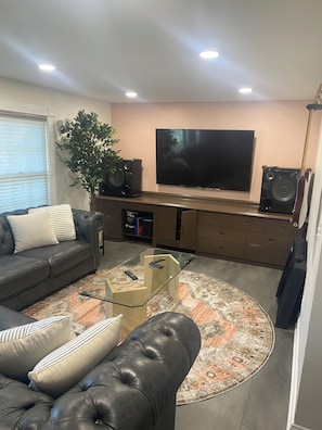 Smart TV, Netflix, Hulu, DVD player