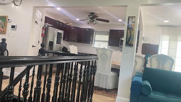 Smart TV, Netflix, Hulu, DVD player
