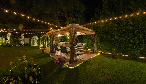 4 BR. 2 BTH, HOT TUB, MINS TO JONES BEACH, MINS TO RIVIERA WALK TO TRAIN TO NYC