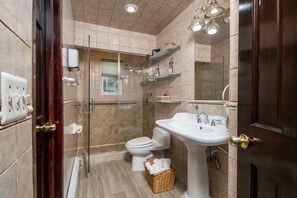 Badewanne, Whirlpool, Haartrockner, Handtücher