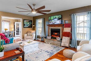 Smart TV, chimenea, futbolito y libros 