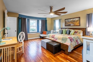 6 bedrooms, desk, iron/ironing board, travel crib