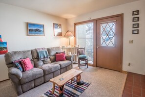 TV, fireplace - Alpine Villa Condo 21-Perfect for a Family of Four, Walk to Town & MTN Trails (Ketchum)