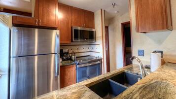 Frigorifero, microonde, forno, piano cottura