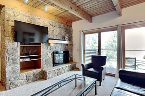 Télévision, cheminée, lecteur de DVD, table de tennis de table