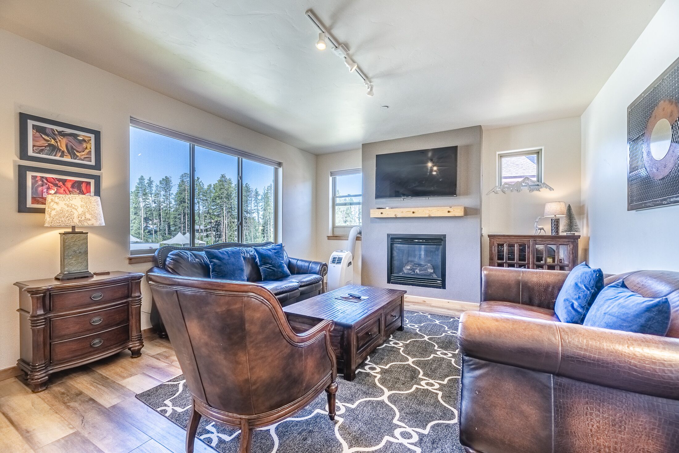 Luxury Condo at Standard Pricing. Overlooking Hideaway Park. Pool & hot tub
