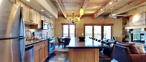 Jääkaappi, mikroaaltouuni, uuni, liesi