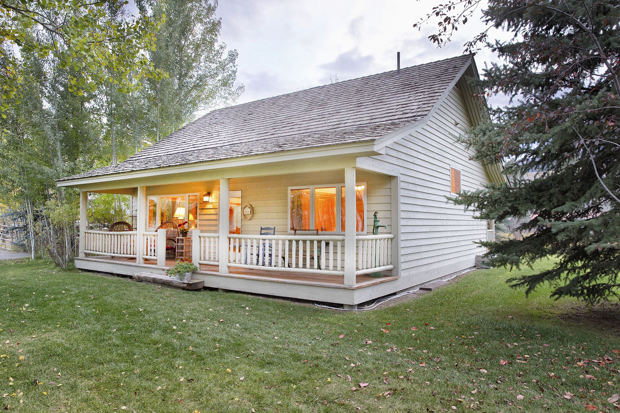 Charming two bedroom cabin in Wilson.  Available Long Term Only.