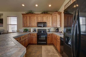 Coffee/tea maker, fridge, microwave, oven - Las Palmas Resort #1809 | All-Inclusive Amenities (Saint George)