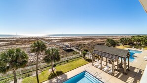 Ein strandnahes Anwesen mit Pool, Pavillon und einem Weg zum Strand.