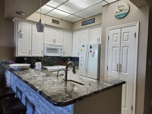 冰箱、微波炉、烤箱、炉灶