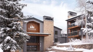 Un immeuble moderne sur lequel on peut lire l’inscription « Timberline Condominiums ».