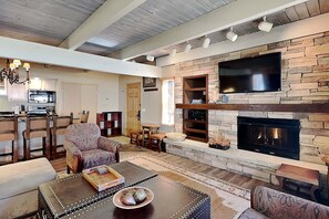 Télévision, cheminée, lecteur de DVD, table de tennis de table