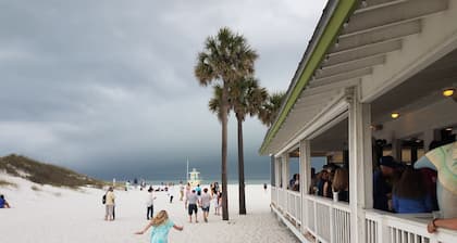 Historic Beach Cottage steps from beach. Pet friendly! Sleeps 5