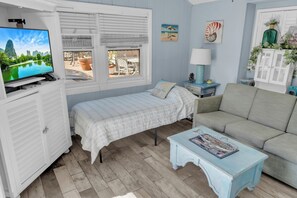 Fernseher, Kamin, DVD-Player, Videothek