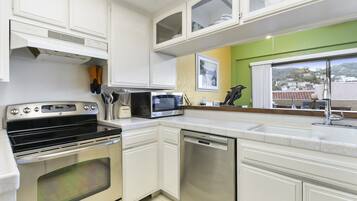 Geladeira, micro-ondas, fogão, cooktop