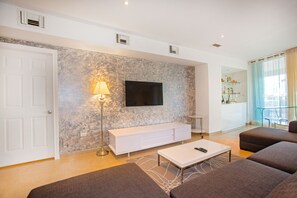 Smart-tv och ett bordtennisbord