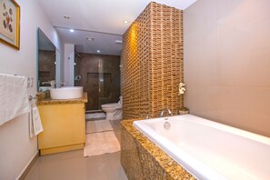 Bathtub, hair dryer, towels, soap - Spacious&cozy ocean view condo w/great amenities, close to town and beaches! (Cozumel)