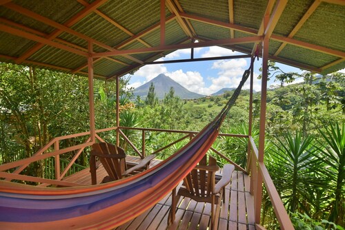 Beautiful and Private home in the Heart of the Village with great Volcano views!