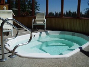 Outdoor spa tub - Comfortable & Spacious Ski-In/Ski-Out Cabin (Whitefish)