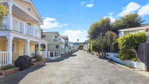 A residential street with houses on both sides, a clear sky, and a distant mountain. - 315E Lower: Spacious, Remodeled, Ground Level Duplex, Quiet Street, WIFI - 315 E (Avalon)