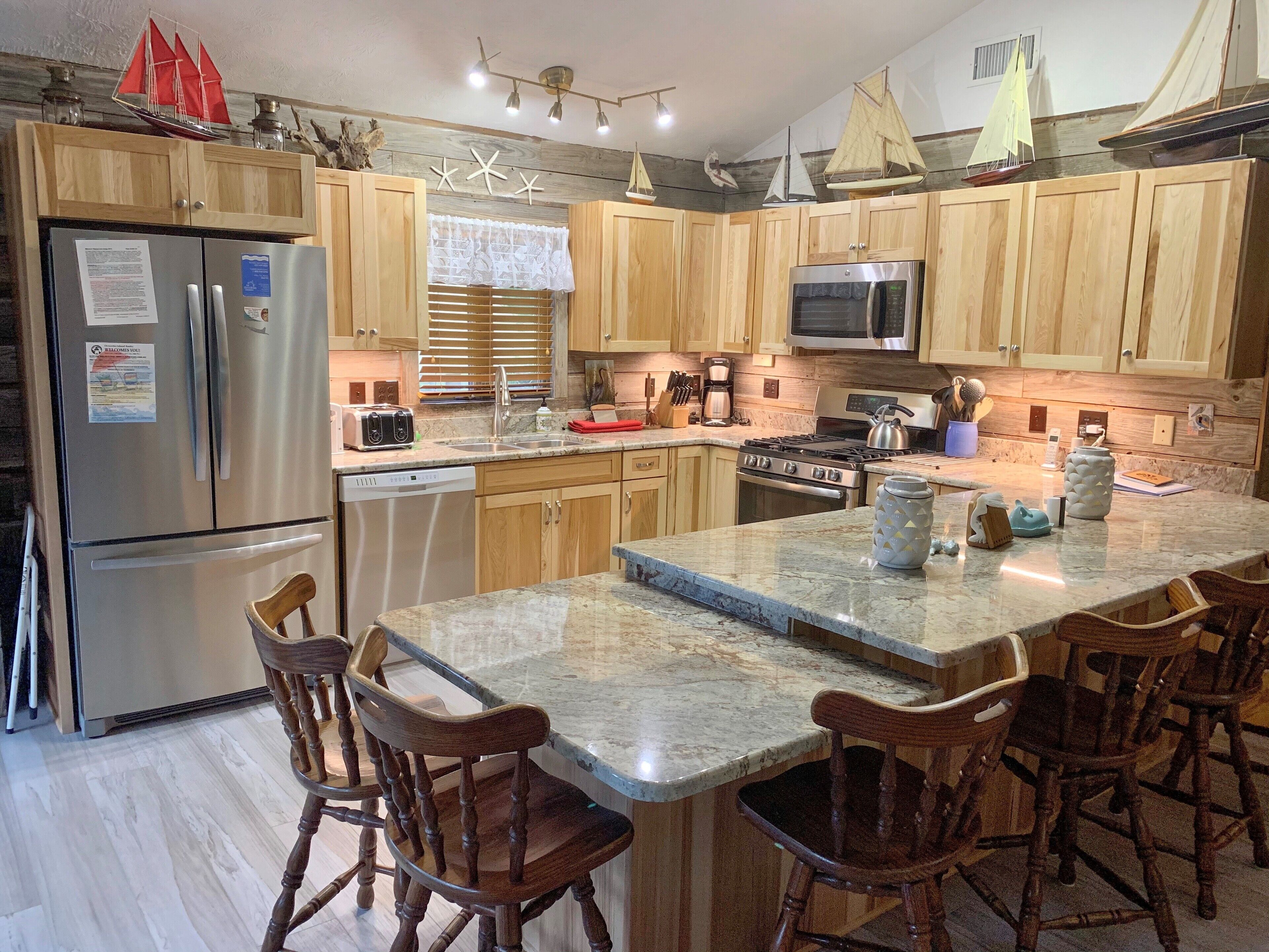 Hangin' Loose:  Pet friendly, deck, screened porch, ramp