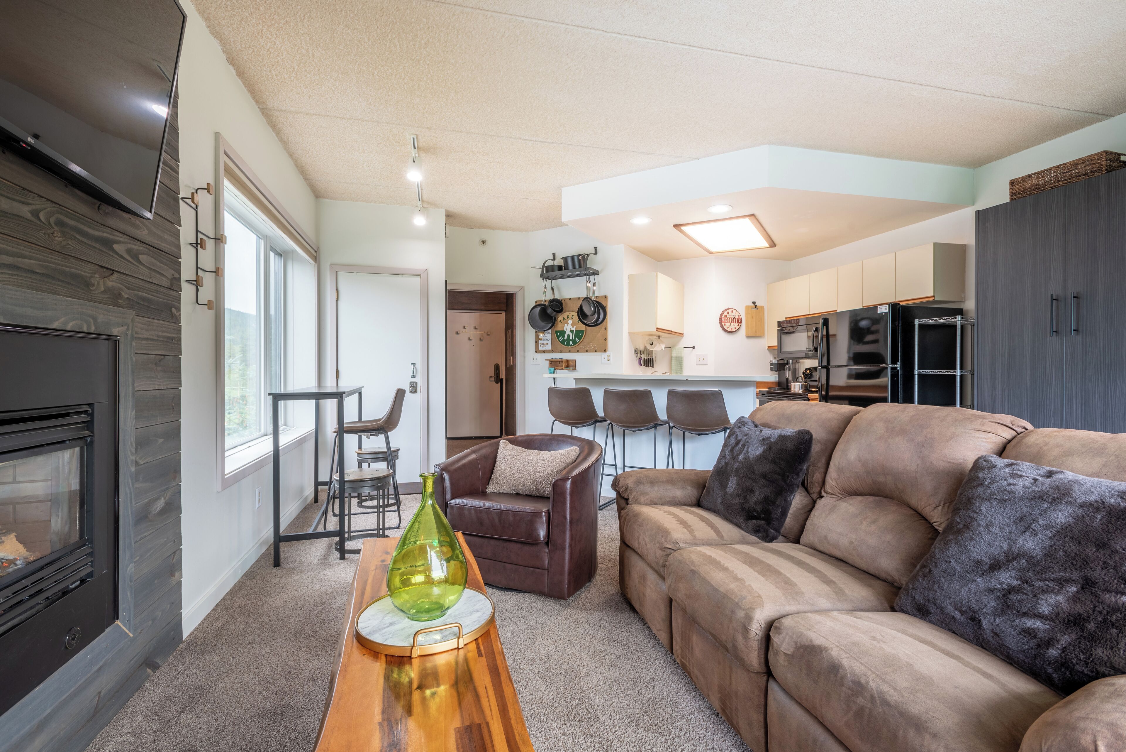 Studio that sleeps 4 w/stunning mountain views, hot tub, free wifi, & parking