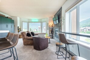 TV, fireplace, DVD player - Studio that sleeps 4 w/stunning mountain views, hot tub, free wifi, & parking (Copper Mountain)