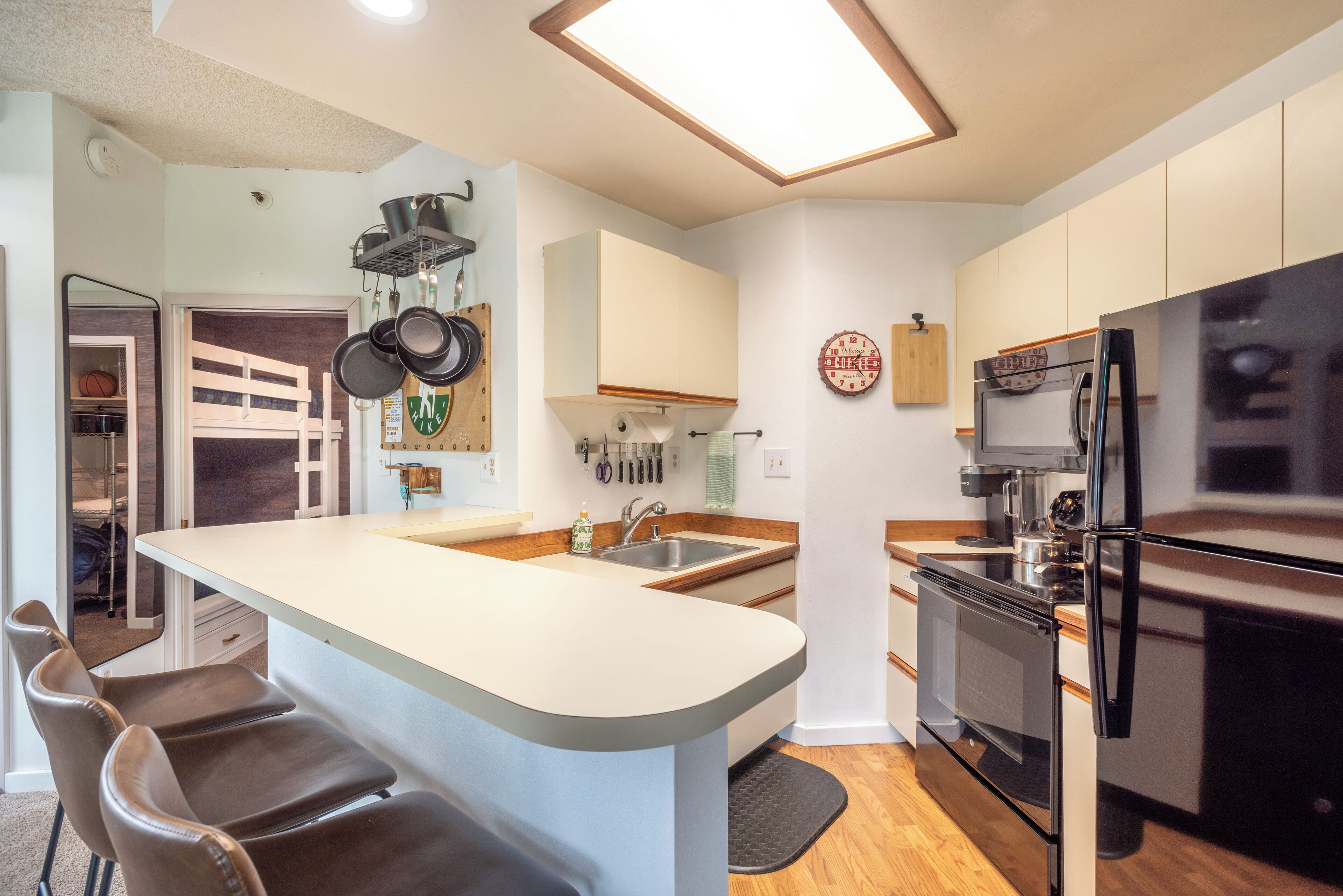 Studio that sleeps 4 w/stunning mountain views, hot tub, free wifi, & parking