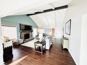 Smart-tv, eldstad, tv-spel och dvd-spelare