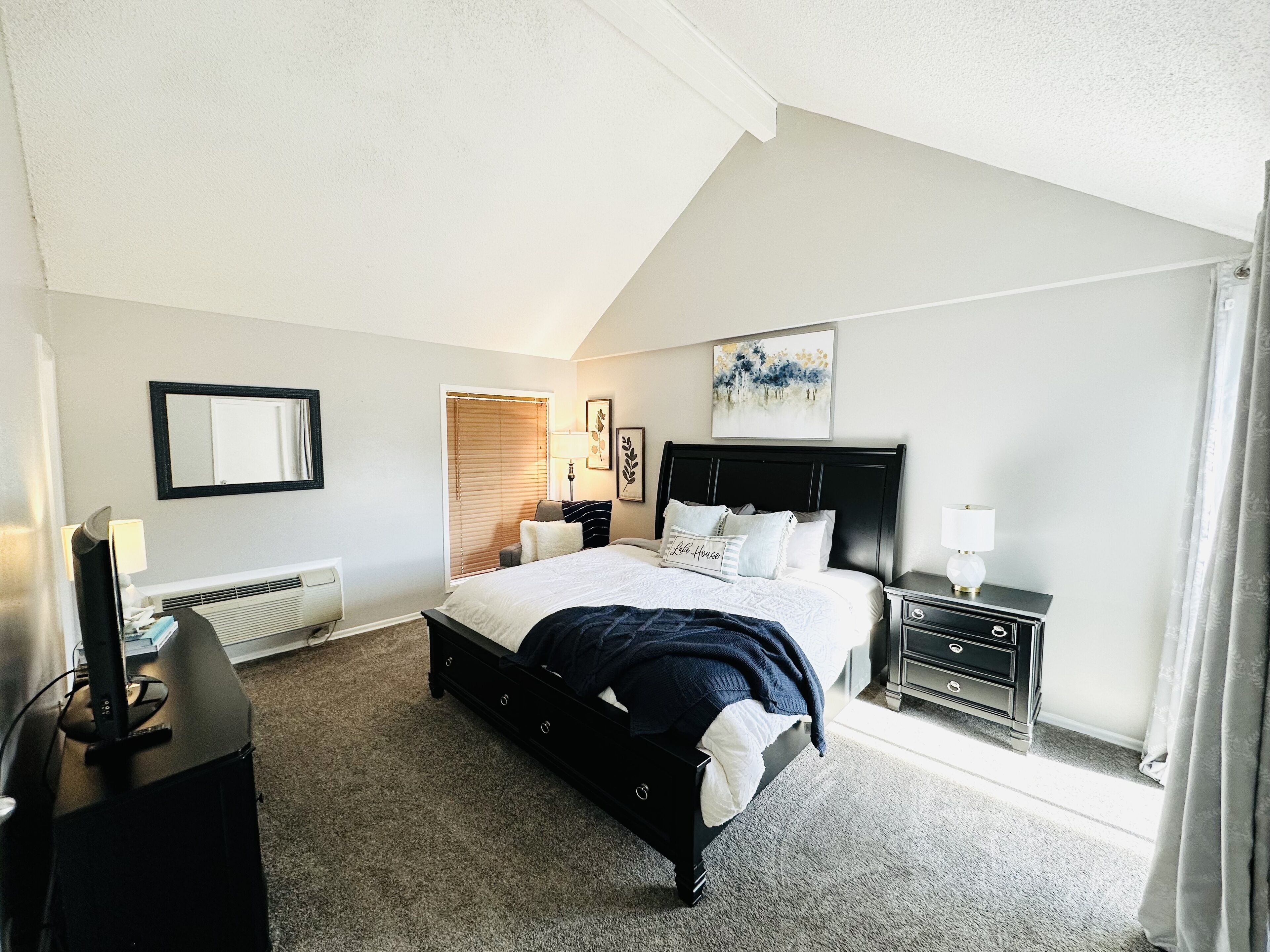 Margaritaville Lakefront- Private Dock, 2 Decks, Firepit-REMODELED Jan 2023