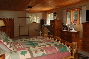 3 bedrooms, WiFi, bed sheets - COZY DECK CABIN  :   Peaceful Beauty Nestled In The Mountains (Red River)