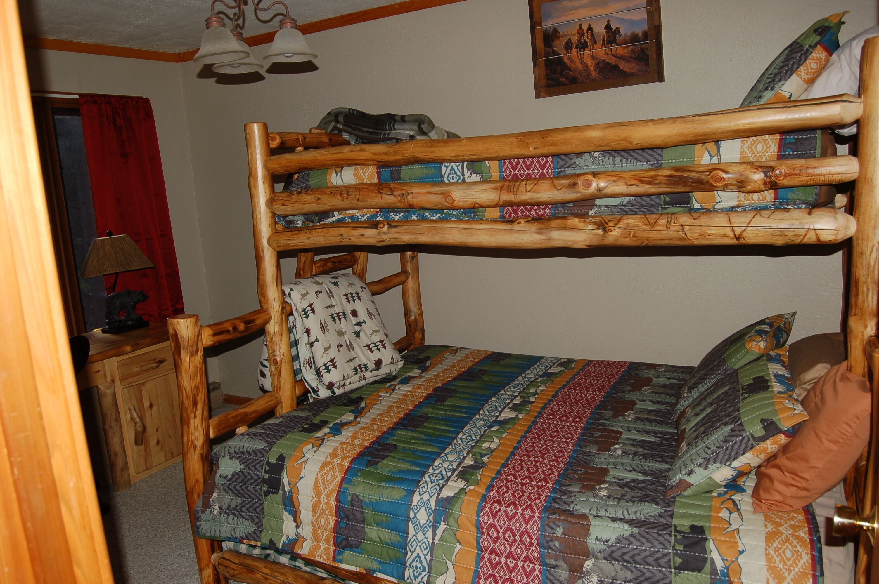 COZY DECK CABIN  :   Peaceful Beauty Nestled In The Mountains