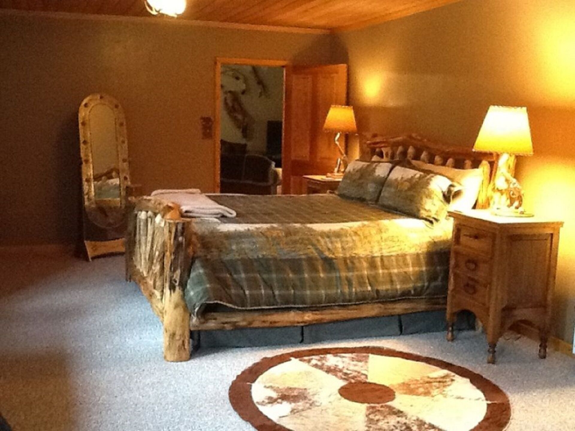 COZY DECK CABIN  :   Peaceful Beauty Nestled In The Mountains