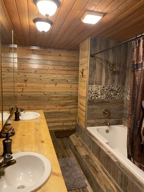 Badewanne, Haartrockner, Handtücher, Toilettenpapier