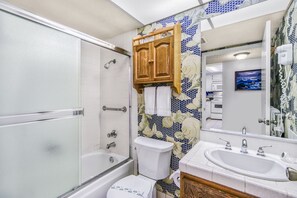 Secador de cabelo, toalhas de banho