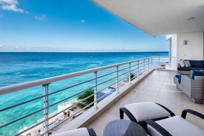 Gorgeous Condo, Amazing Oceanfront views , Great Snorkeling out-front!