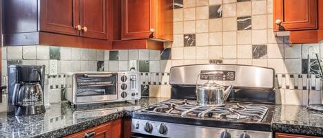 Réfrigérateur, four à micro-ondes, un four, surface de cuisson