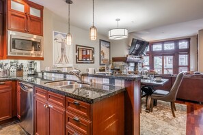 Fridge, microwave, oven, stovetop - Contemporary Ski Townhome! Private Hot Tub! Close to Eagle Lodge! (mammoth lakes)