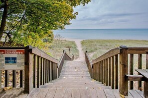 Beach nearby - Union Pier Condo with Association Heated Pool. Close to Beach And Downtown! (Union Pier)