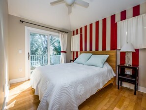 3 bedrooms, iron/ironing board, WiFi, bed sheets - Union Pier Condo with Association Heated Pool. Close to Beach And Downtown! (Union Pier)