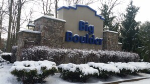 Naamplaatje voor Big Boulder, met besneeuwde struiken en bomen op de achtergrond.