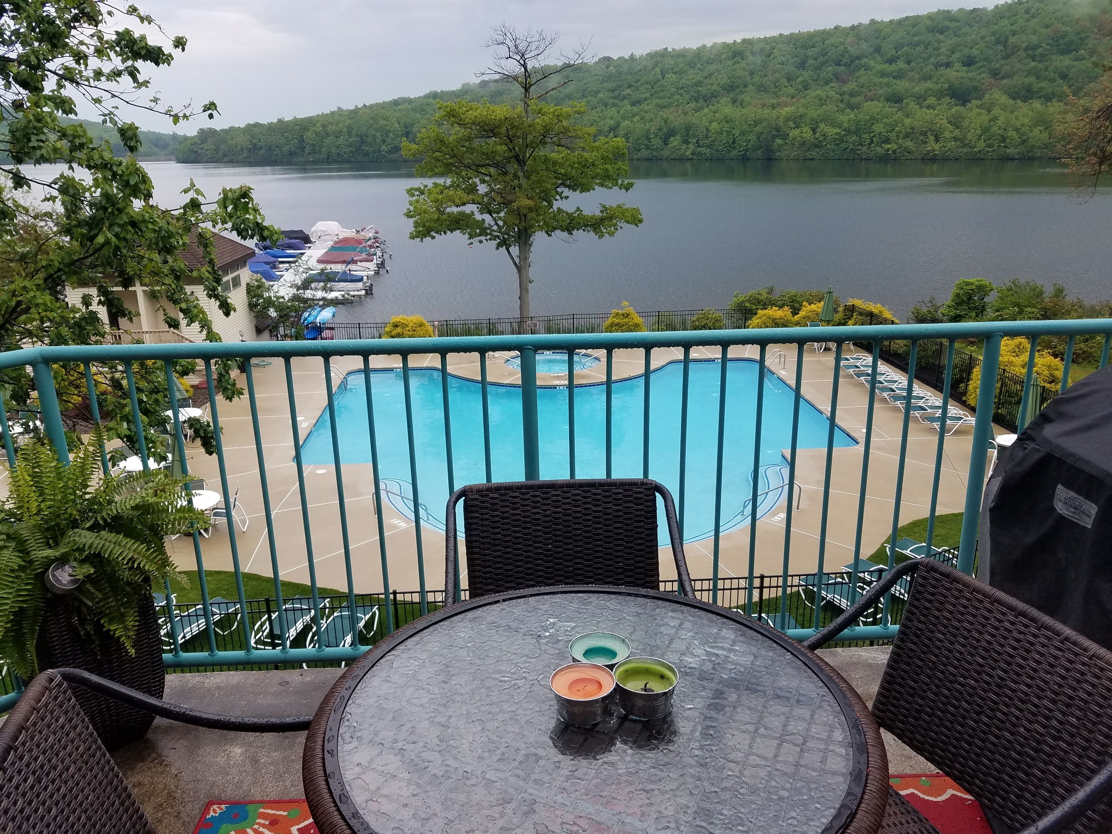 Utomhuspool och uppvärmd pool