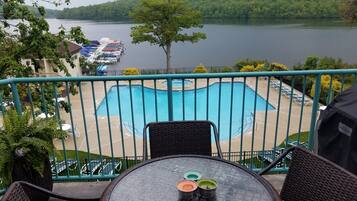 Utomhuspool och uppvärmd pool