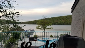 Een balkon met uitzicht op een meer, een zwembad en een bord waarop 'Lake' staat.