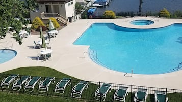 Piscina all'aperto, una piscina riscaldata