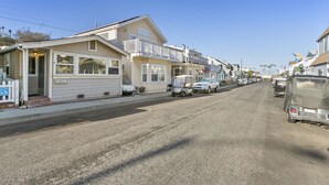 A residential street with houses, a clear sky, and parked vehicles. - 331D: Quaint Cottage, 3 Blocks from Beach + Open Living Space + Sleeps 8 Tandem (Avalon)