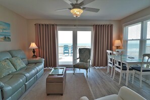 TV - "Turtle Cove 908D" Oceanfront Townhome - Community pool (Surf City)