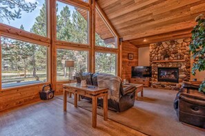 TV, fireplace - Float the Big Deschutes River from the back yard! (Bend)