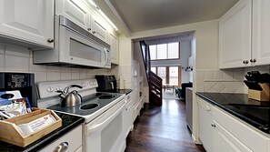 Refrigerador, microondas, horno y parrilla de estufa 
